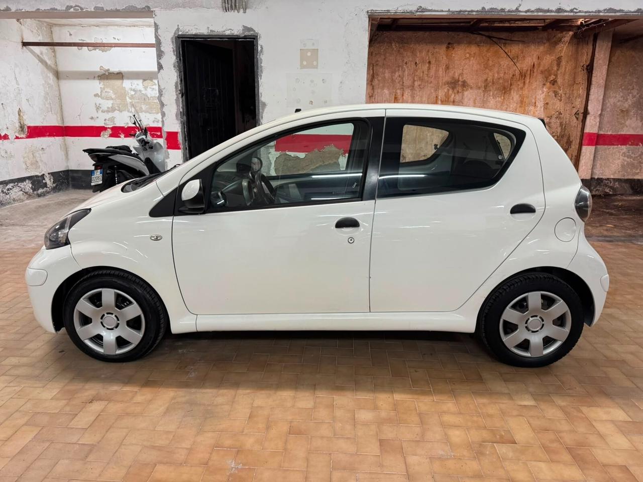 TOYOTA AYGO 1.0 CONNECT – SOLO 59.000 KM – GARANZIA – NEOPATENTATI OK”.