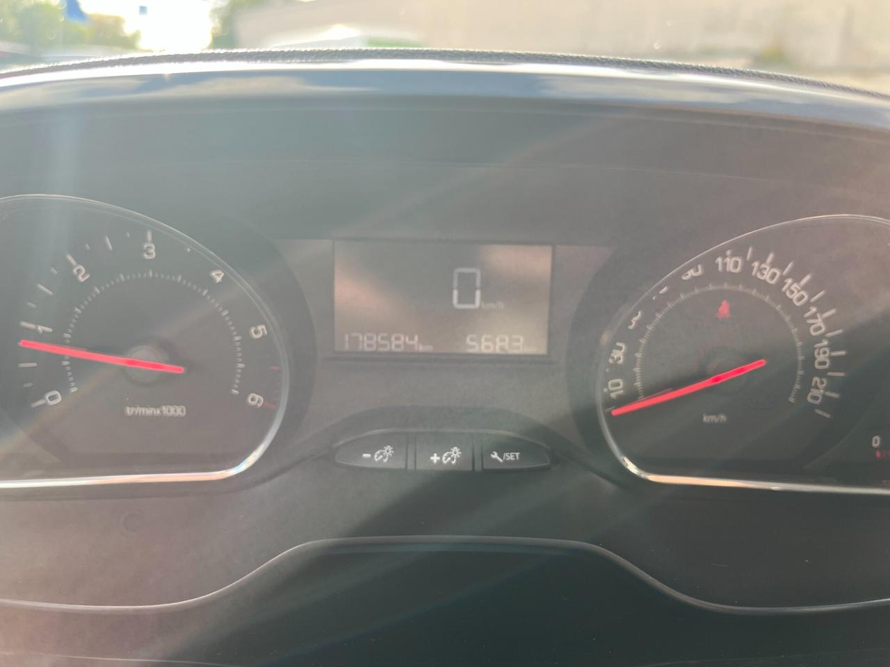 Peugeot 208 1.4 HDi 68 CV 5 porte Allure