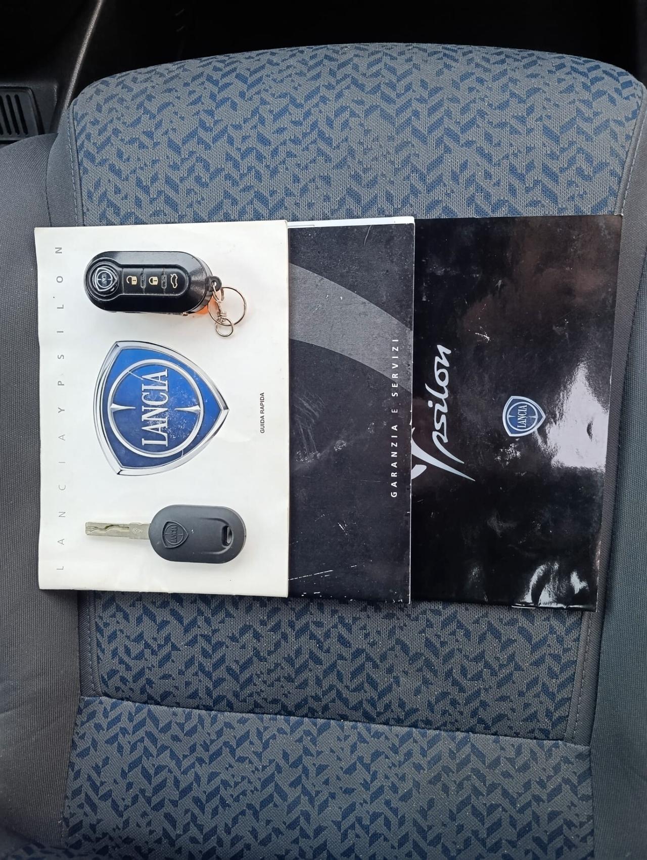 Lancia Ypsilon 1.0 FireFly 5 porte S&S Hybrid Silver