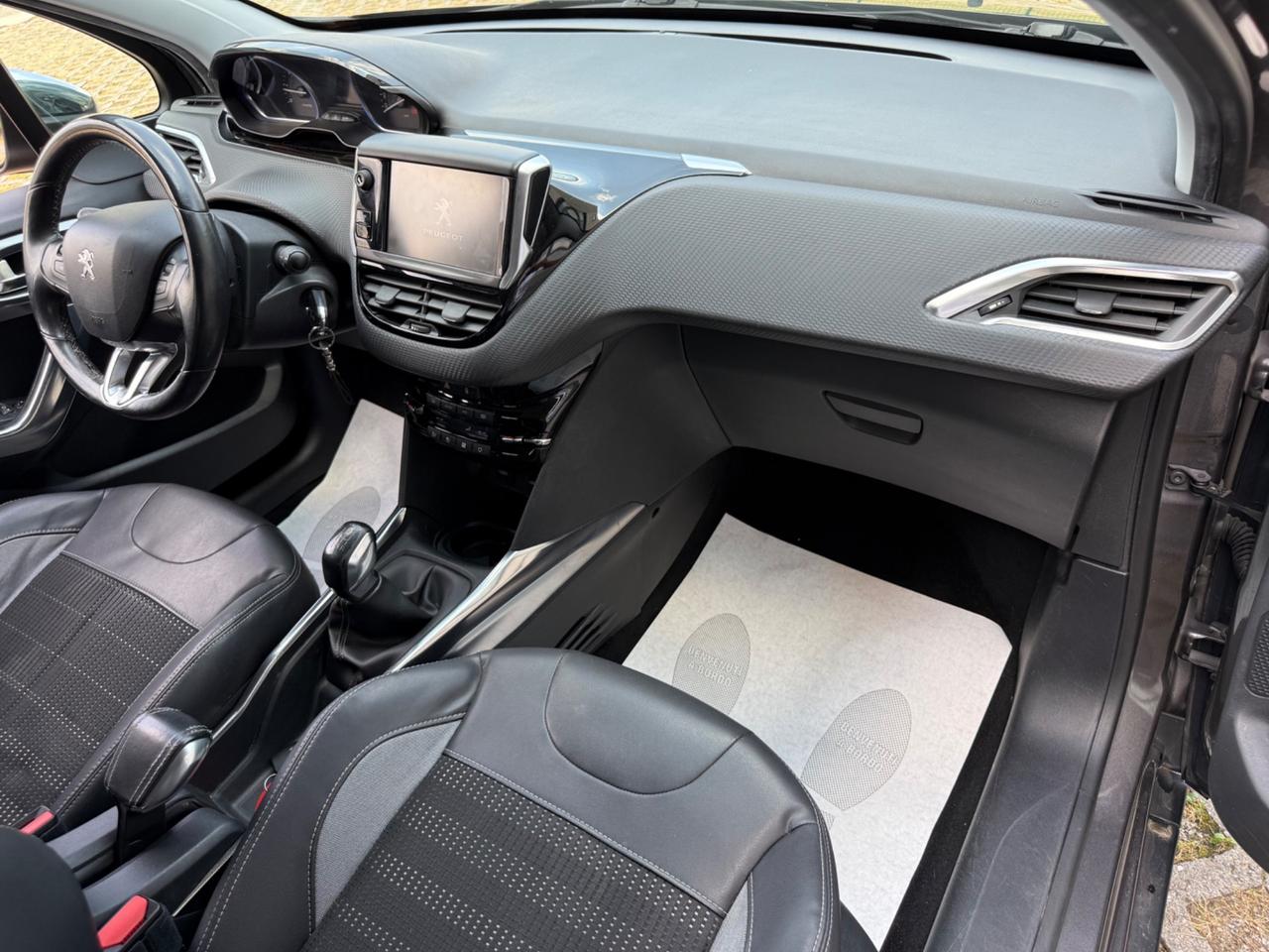 Peugeot 2008 1.2 VTi 82CV Cerchi*Navi*Pelle*Sensori