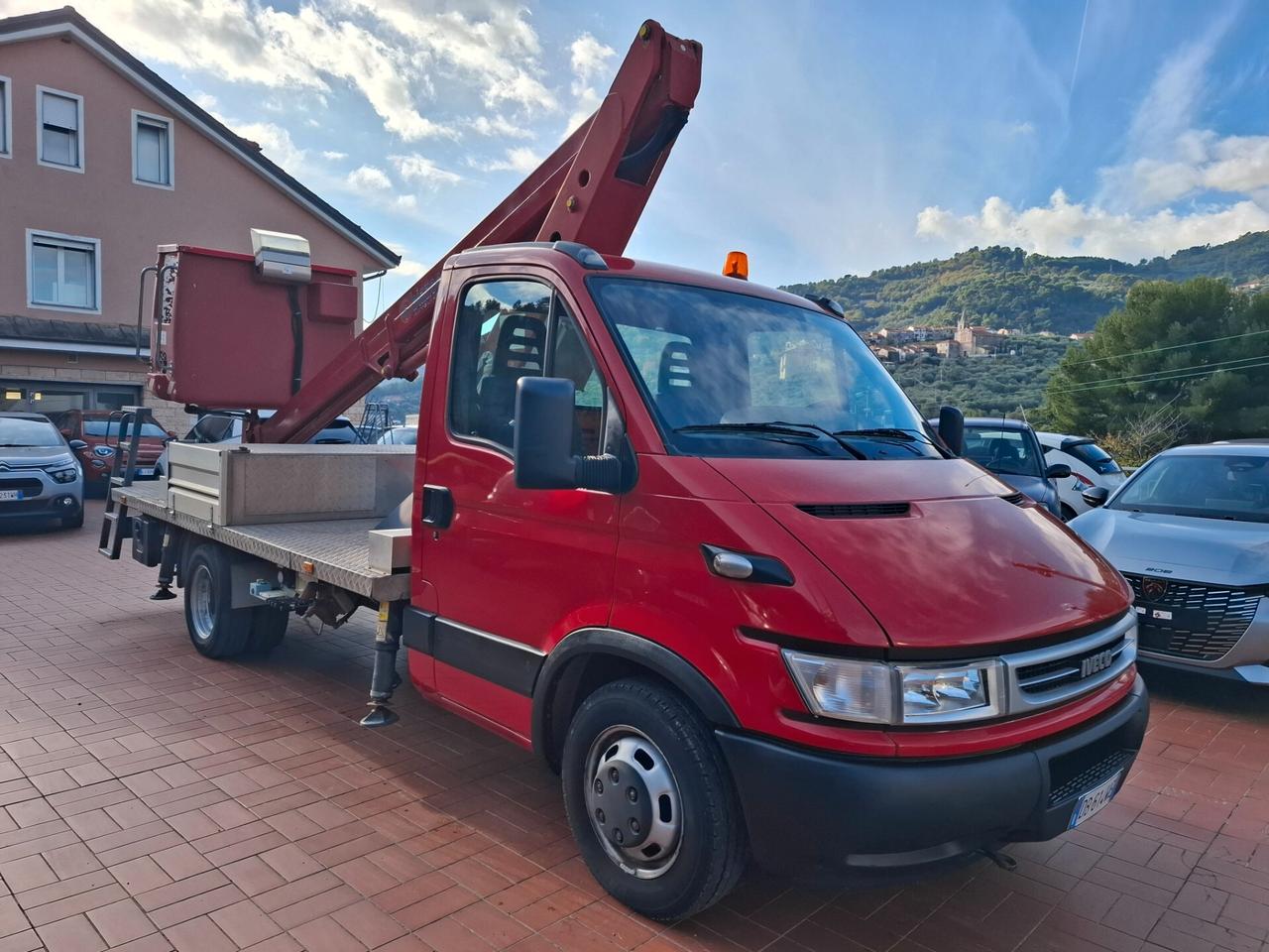 IVECO DAILY CON PIATTAFORMA MOBILE