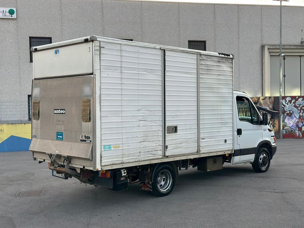 IVECO CON PEDANA IDRAULICA