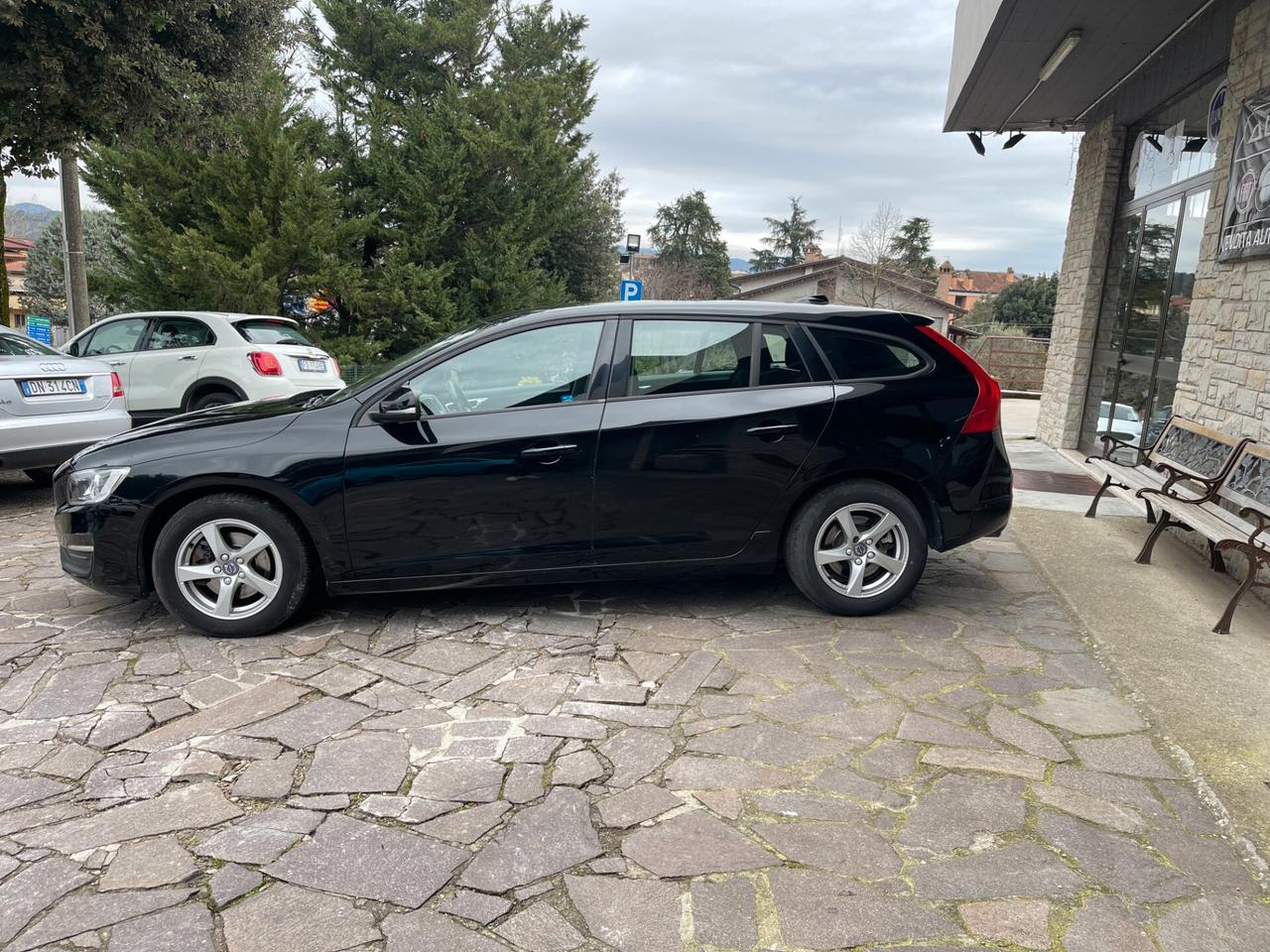 Volvo V60 D2 R-design Momentum NEO PATENTATI