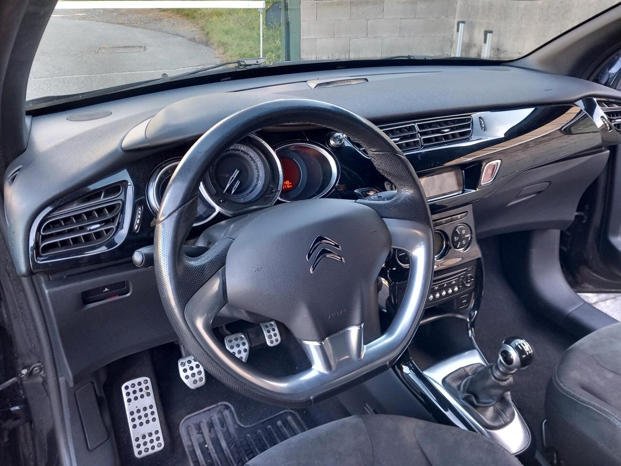 DS3 3 1.6 THP 155 Just Black