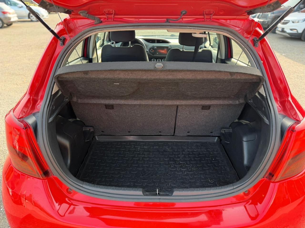 Toyota Yaris 1.3 5 porte trend red edition