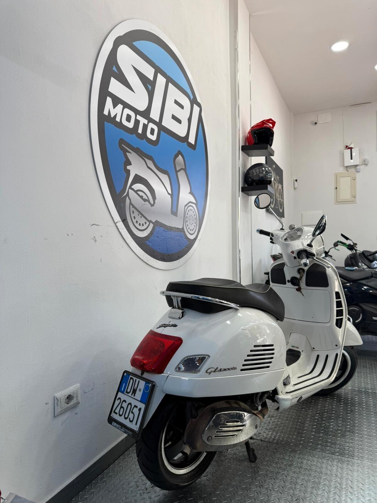 Piaggio Vespa GTS 300