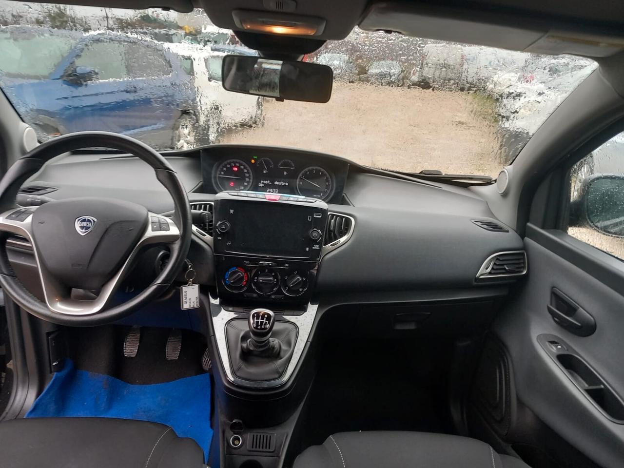 Lancia Ypsilon 1.0 benzina ibrida