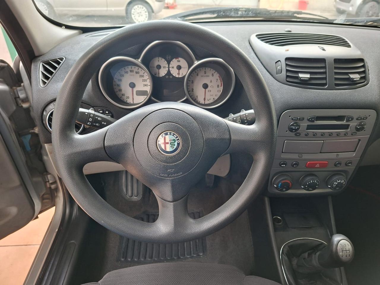 Alfa Romeo 147 1.6i 16V Twin Spark cat 3p. Distinctive