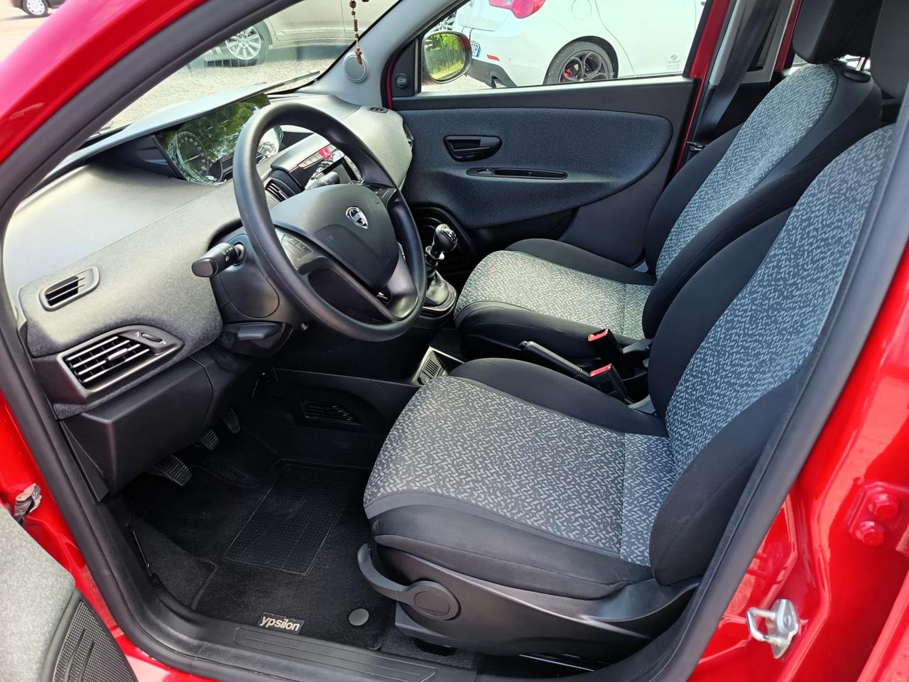 Lancia Ypsilon 1.0 firefly hybrid Ecochic hybrid