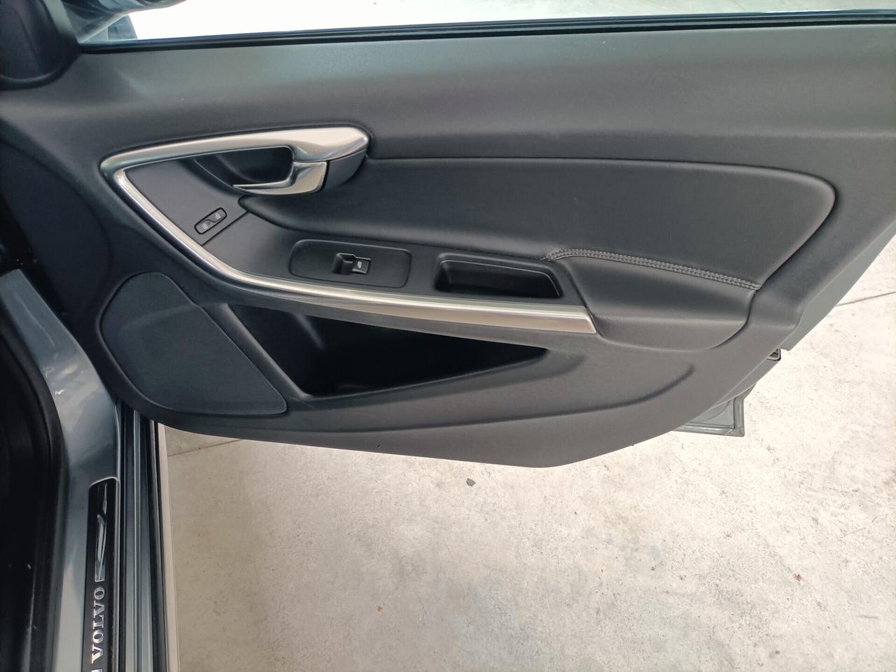 Volvo V60 2.0 D3 150 CV Geartronic R-design - 06/2016