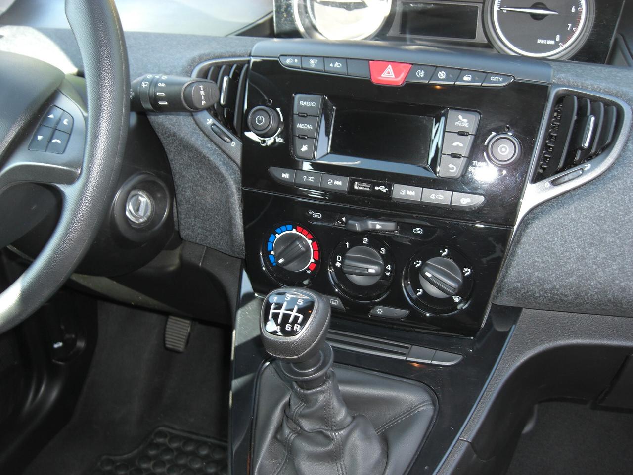 Lancia Ypsilon 1.0 FireFly Hybrid