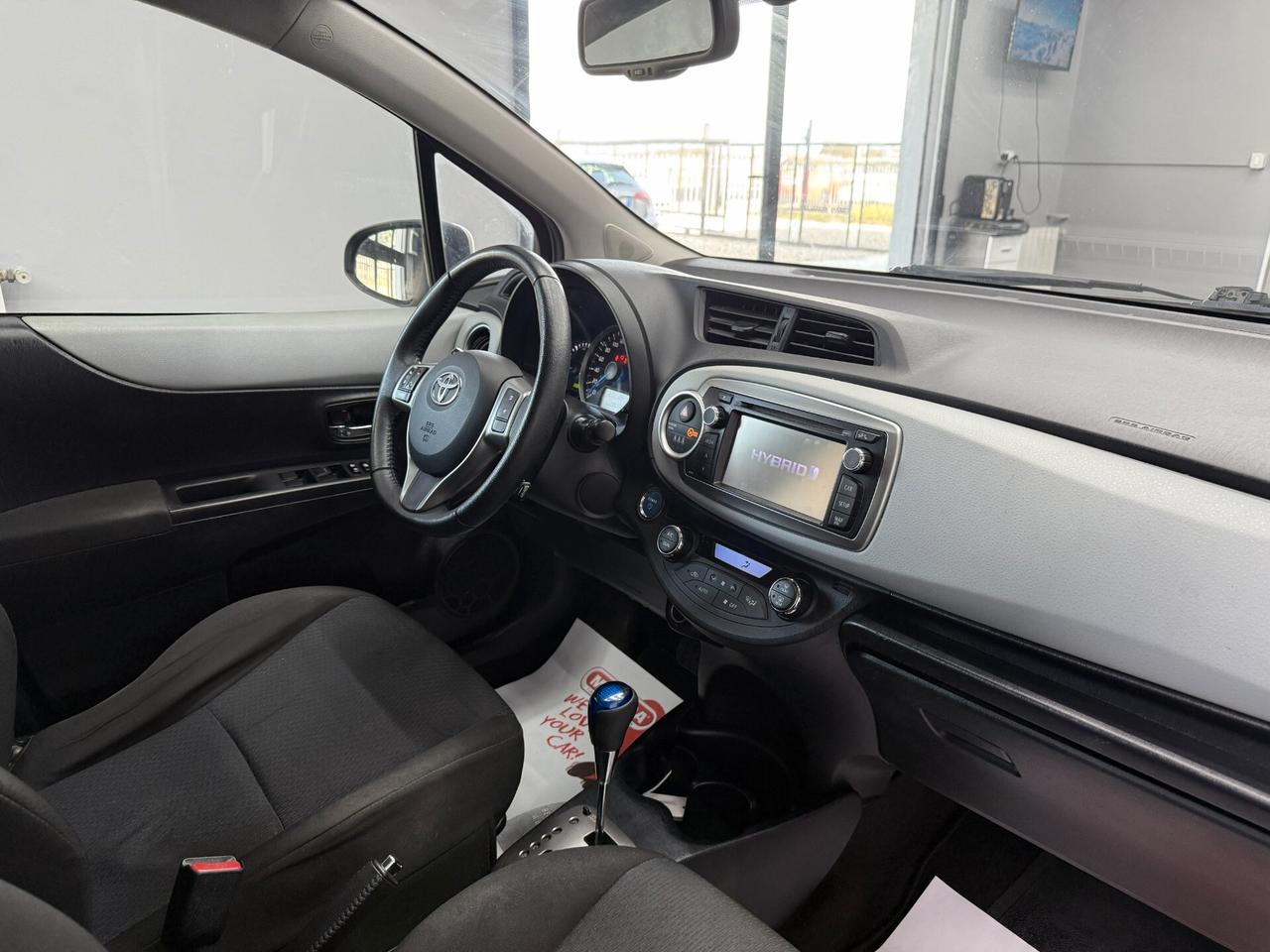 Toyota Yaris HYBRID LOUNGE