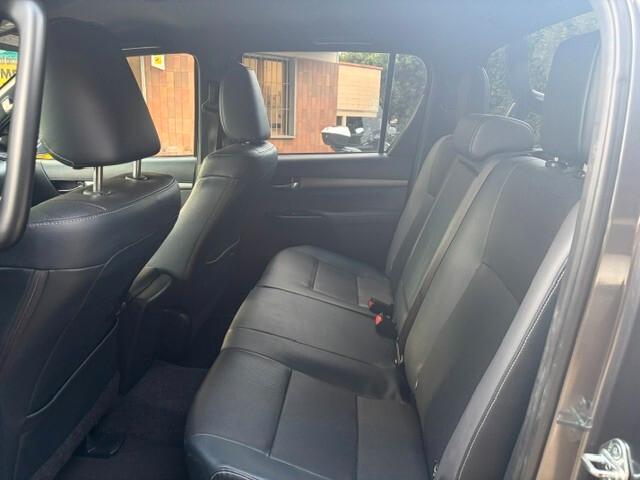 Toyota Hilux 2.4 D-4D A/T 4WD 4 porte Double Cab Invincible
