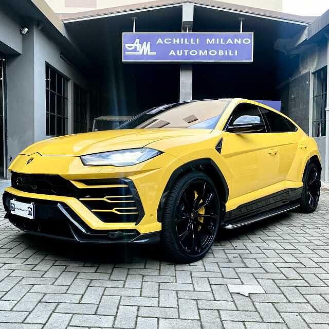 Lamborghini Urus 4.0 AKRAPOVIC FULL CARBO