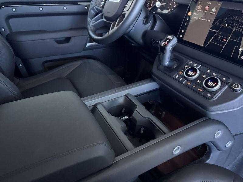 Land Rover Defender 3.0D I6 200 90 X-Dynamic SE AWD auto.