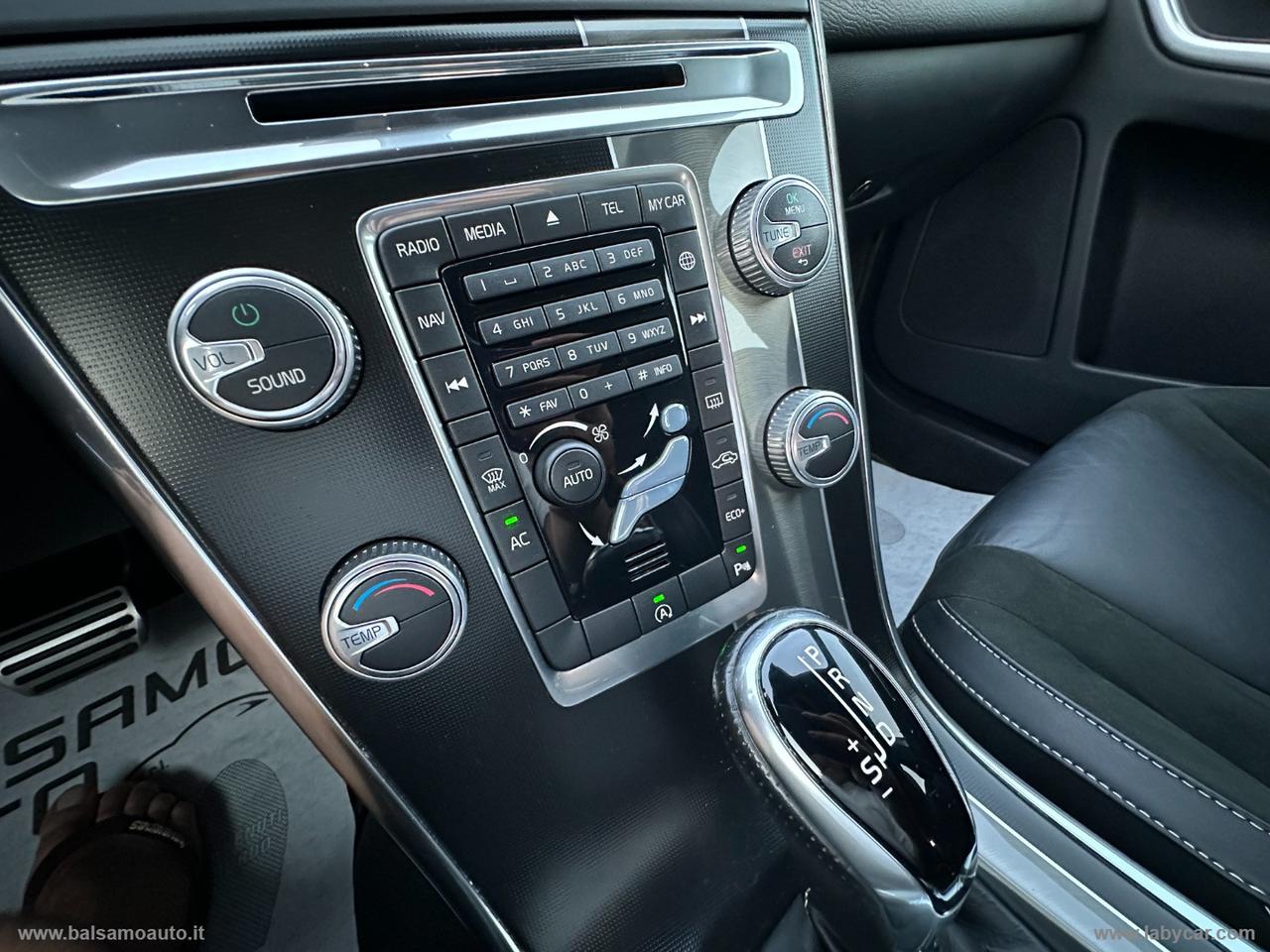 VOLVO XC60 D4 AWD R-design Momentum
