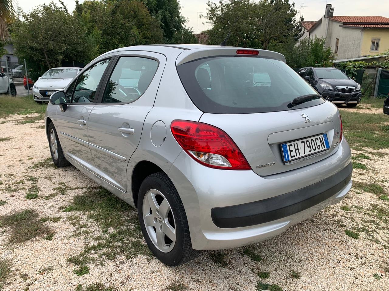 Peugeot 207 1.4 8V 75CV 5p. Sweet Years