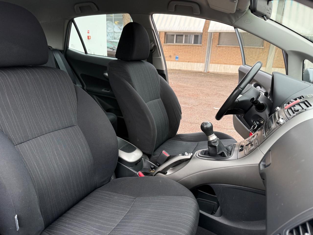 Toyota Auris 1.4 solo 85000 km