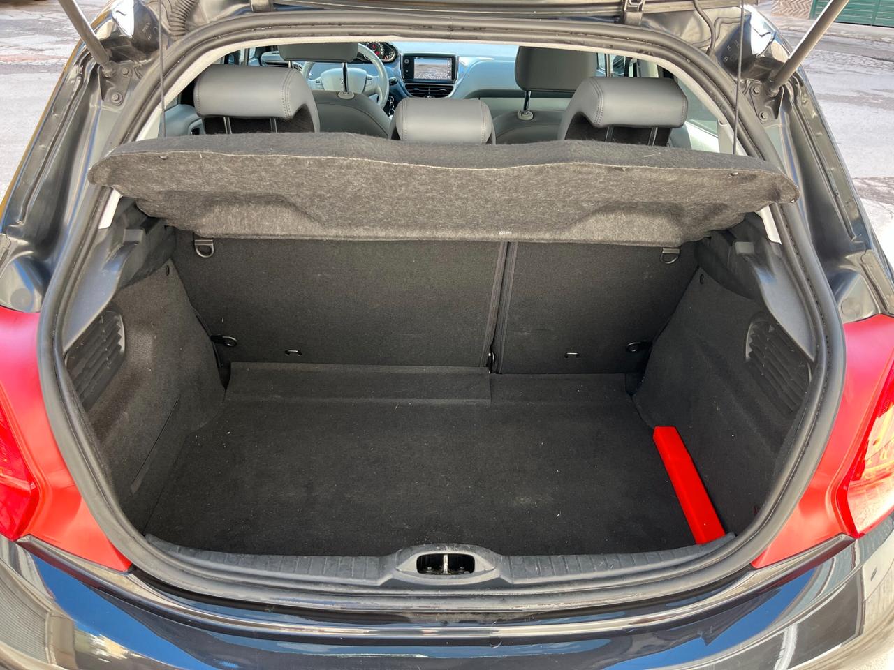 Peugeot 208 1.4 HDi 68 CV 5 porte Allure