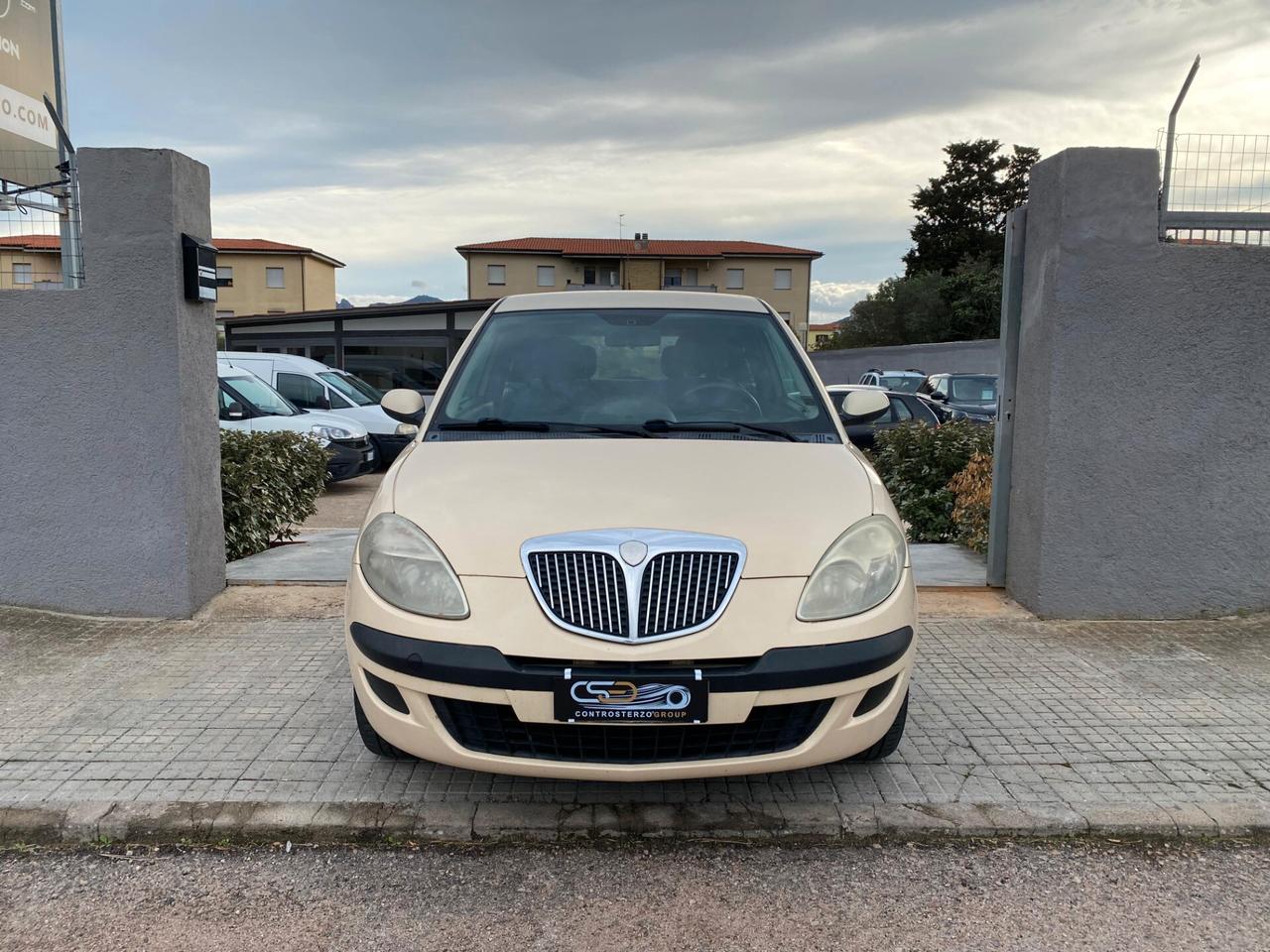 Lancia YPSILON NEOPATENTATI - BENZINA