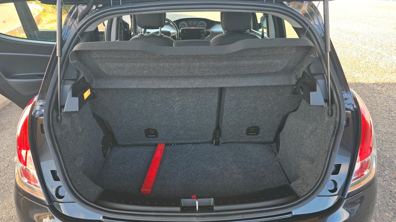 Lancia Ypsilon 1.0 FireFly 5 porte S&S Hybrid Alberta Ferretti