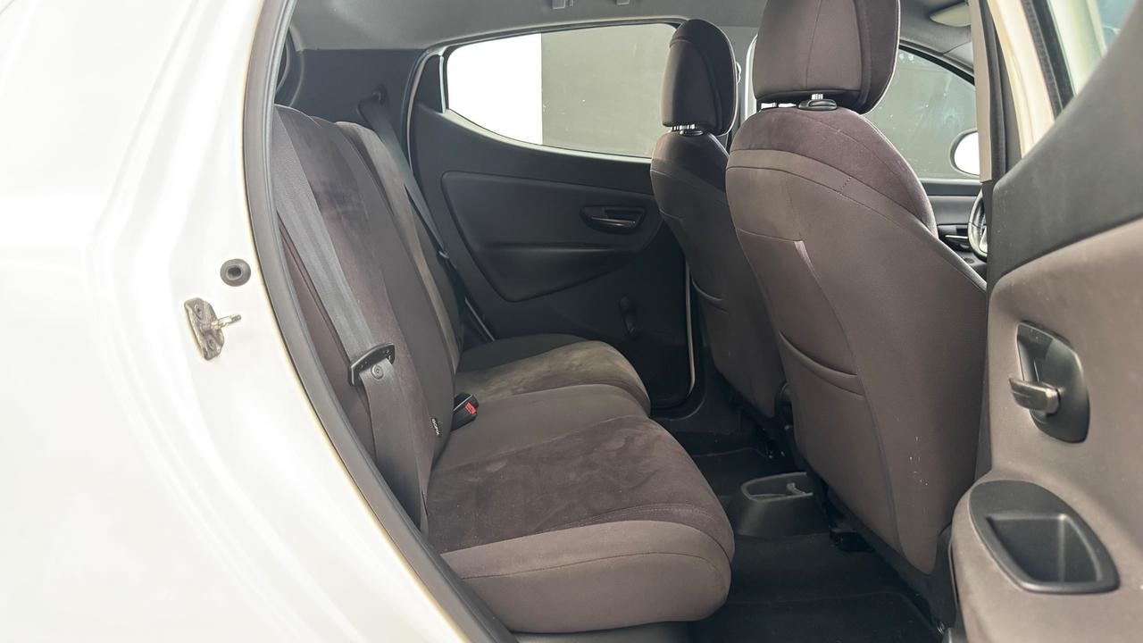 Lancia Ypsilon 0.9 TwinAir 85 CV 5 porte Metano Ecochic Silver