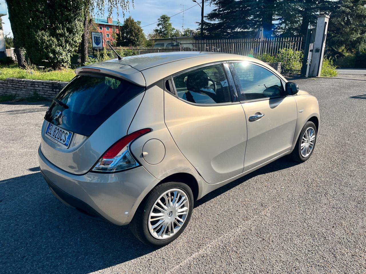 Lancia Ypsilon 1.2 69 CV 5 porte S&S Silver