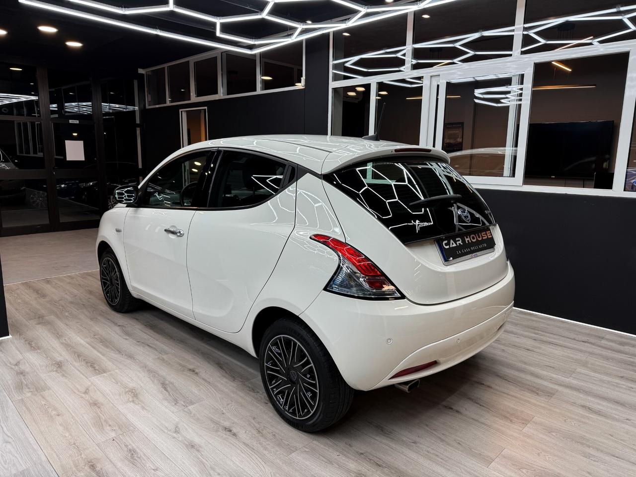 Lancia Ypsilon 1.0 FireFly 70CV Hybrid Gold