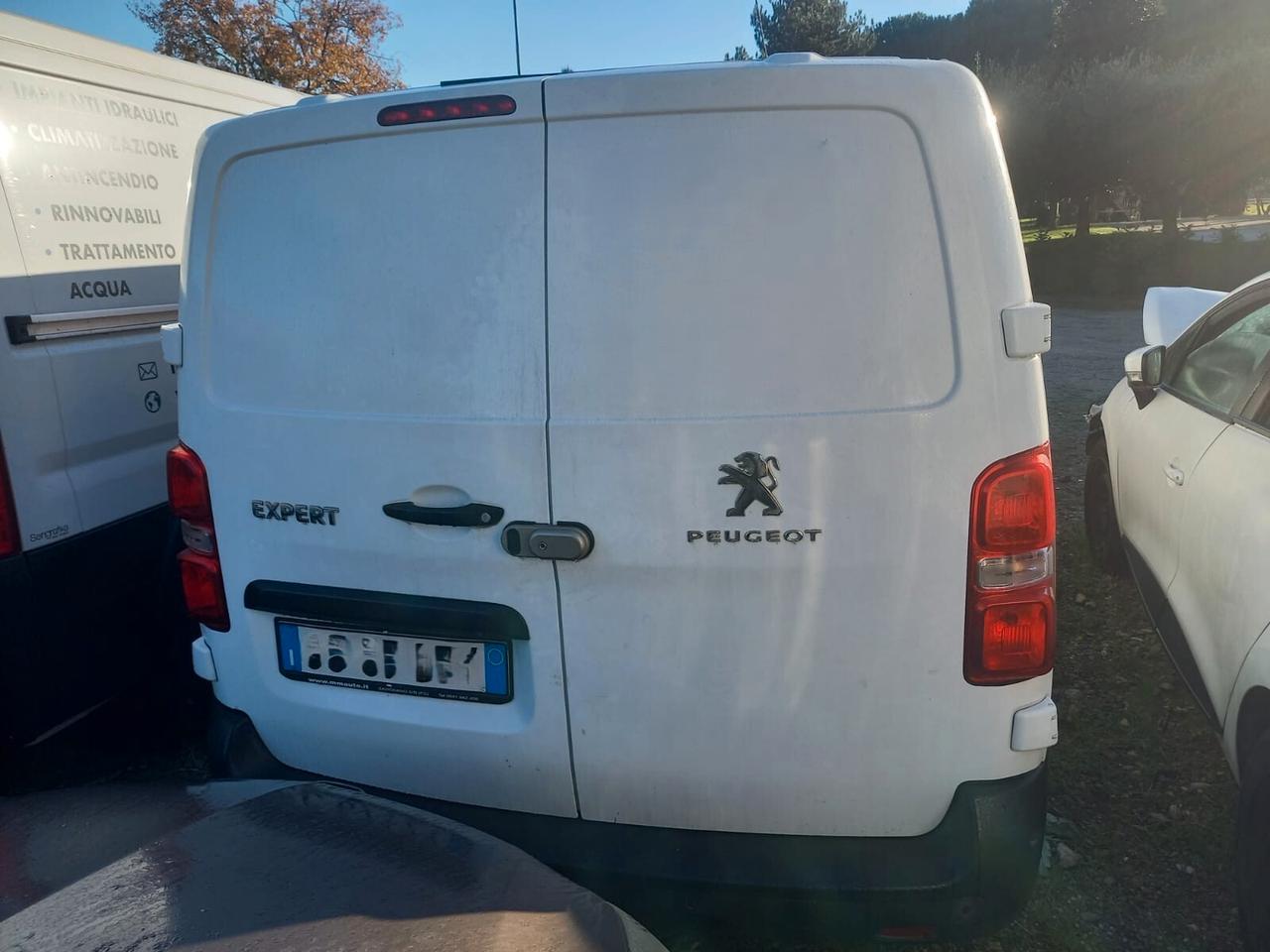 Peugeot Expert anno 2020 incidentato