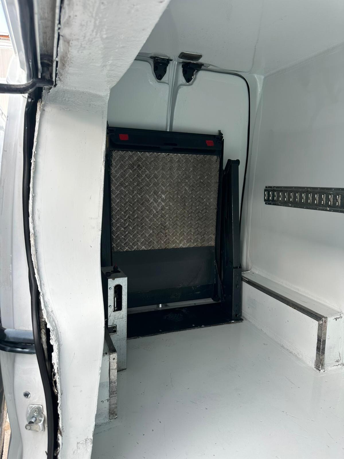 FORD TRAFIC TETTO ALTO CON PEDANA IDRAULICA