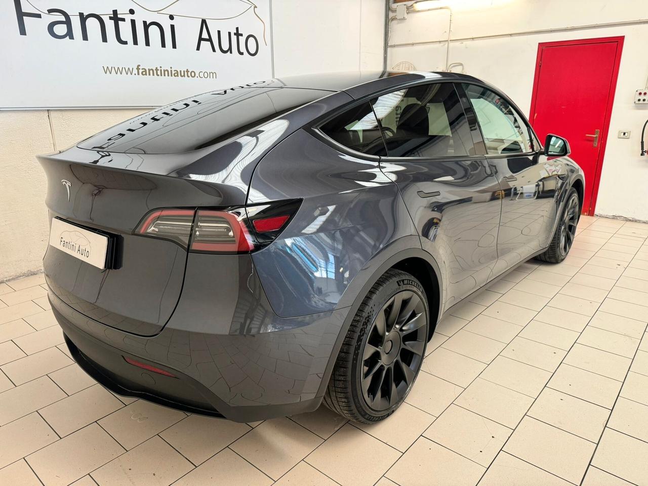 Tesla Model Y Single Motor-ANCHE SUBENTRO LEASING-LEGGI SOTTO