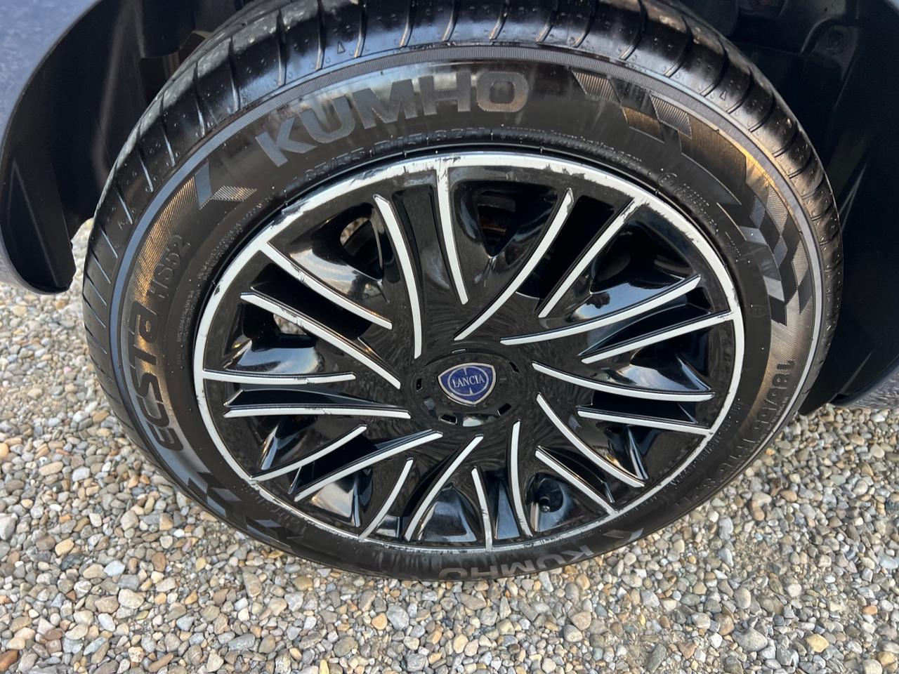 Lancia Ypsilon 1.0 FireFly 5 porte S&S Hybrid Silver