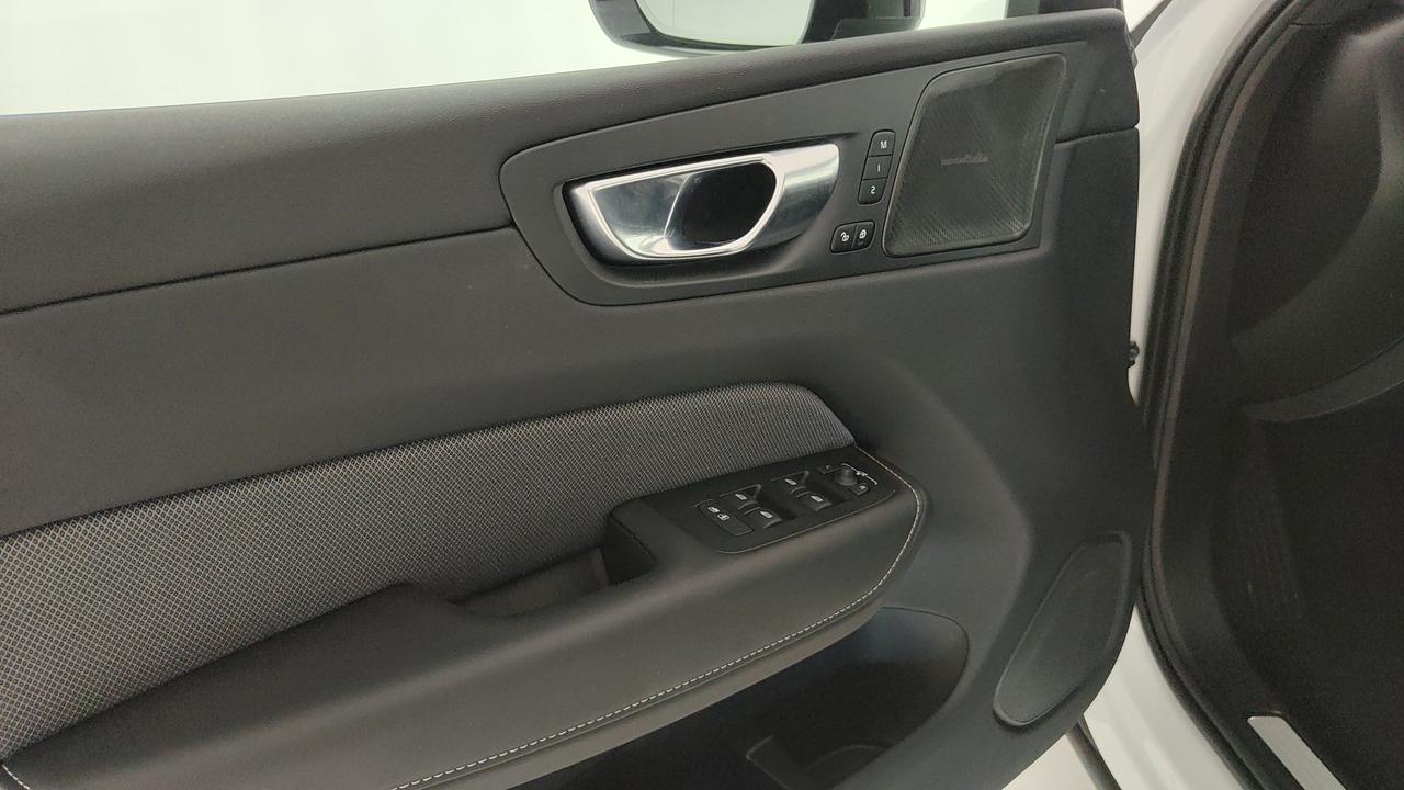 VOLVO XC60 2.0 b5 Plus Dark awd auto