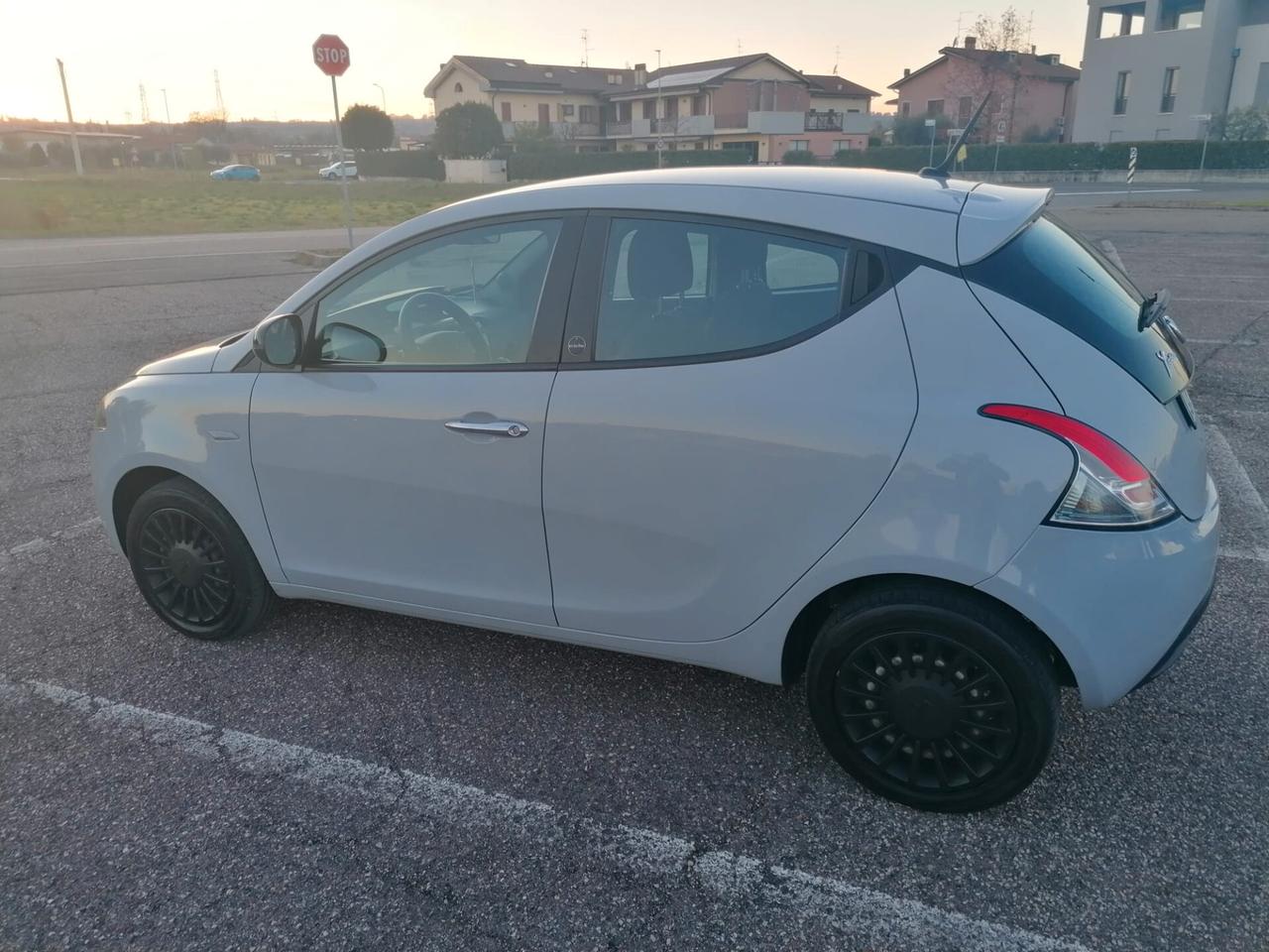 Lancia Ypsilon 1.0 FireFly 5 porte S&S Hybrid Ecochic Silver