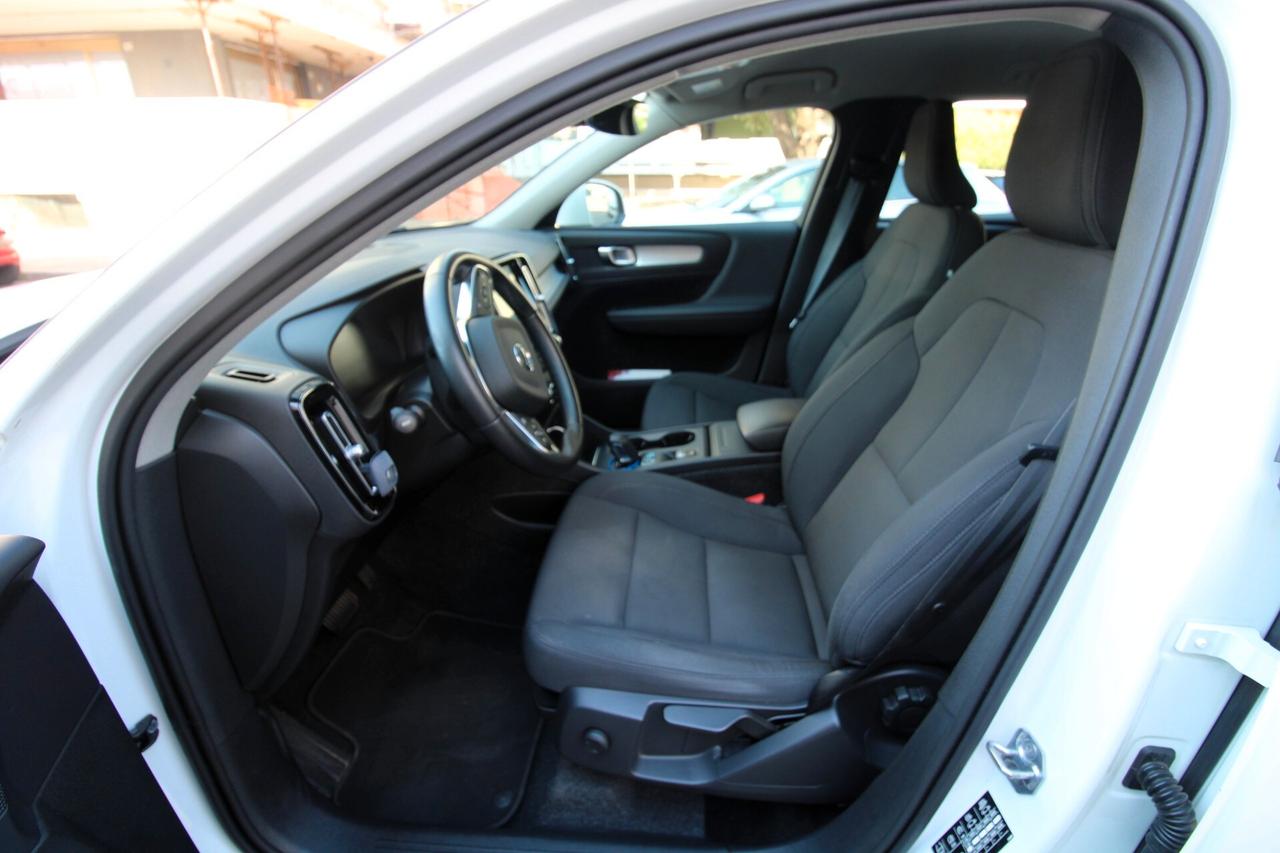 VOLVO XC40 MOMENTUM