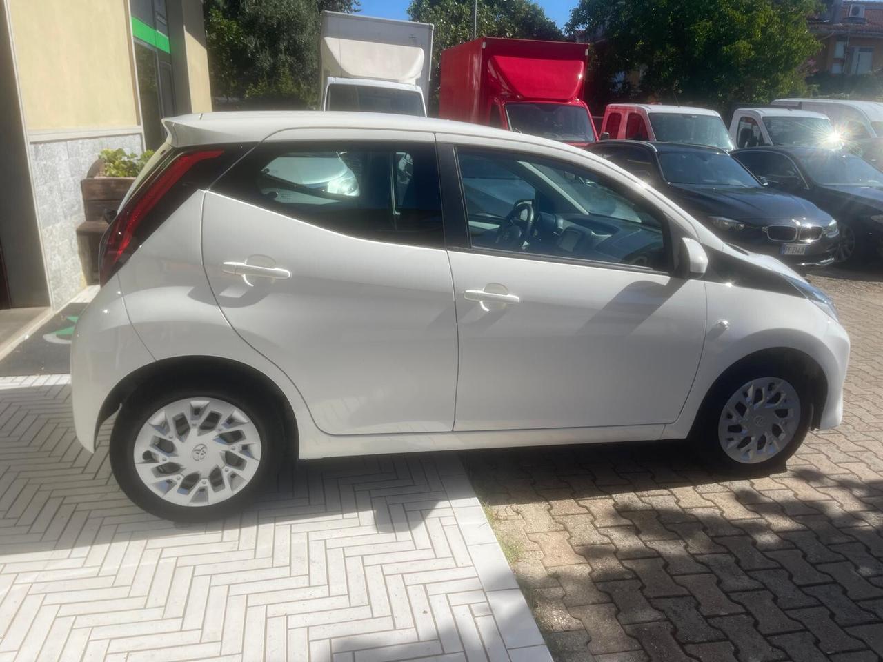 Toyota Aygo Connect 1.0 VVT-i 72CV 5 porte x-business MMT