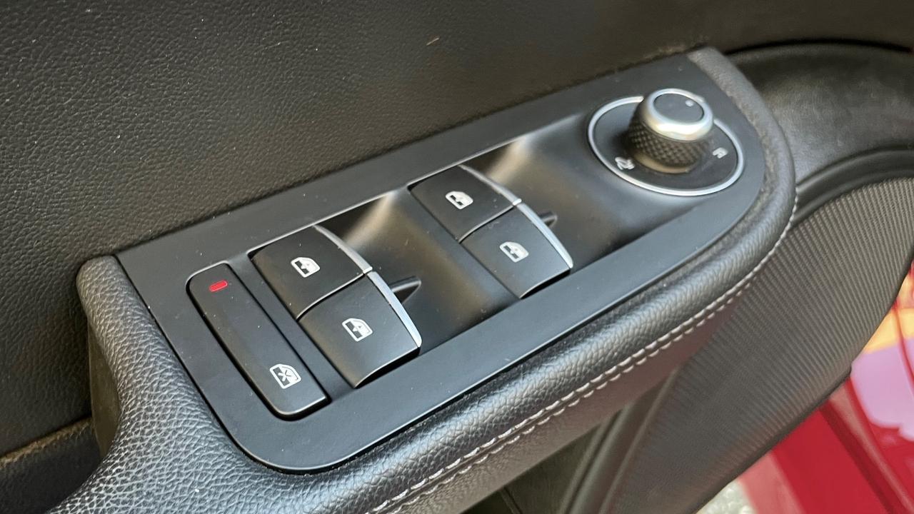 ALFA ROMEO GIULIA 2.2 Q4 VELOCE TURBODIESEL 210CV - SEDILI ELETTRICI IN PELLE RISCALDABILI, VOLANTE RISCALDATO, FULL LED