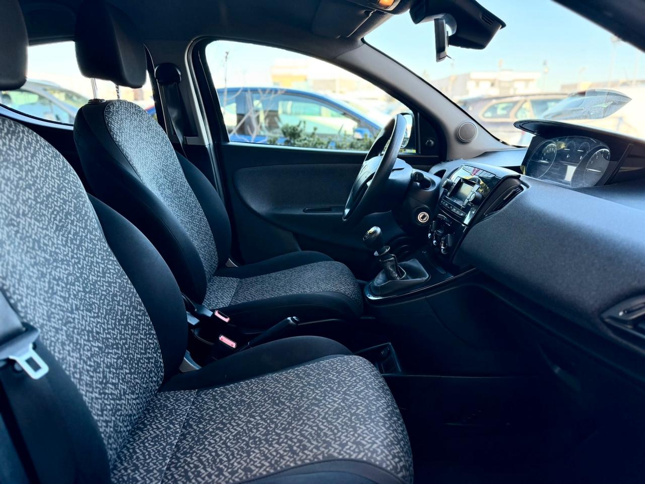 Lancia Ypsilon 1.0 FireFly 5 porte S&S Hybrid Silver