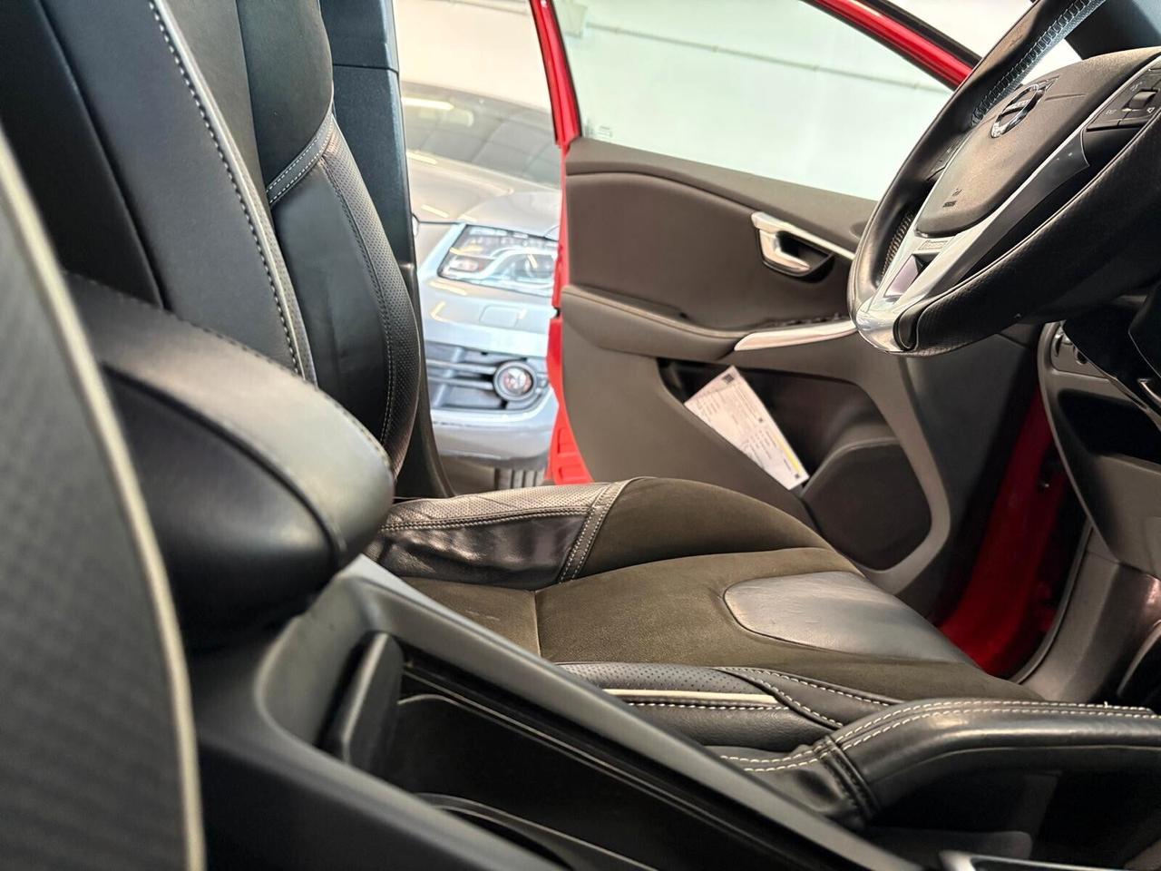 Volvo V40 R-DESIGN D2 2.0 120 CV 6mt