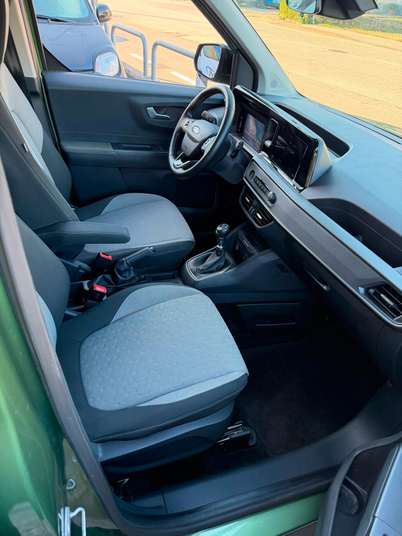 Ford Tourneo Courier 1.0 EcoBoost Titanium