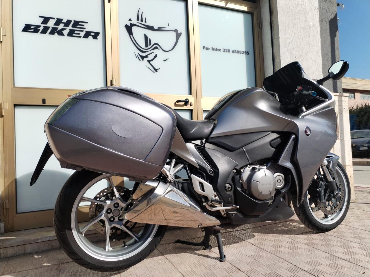 Honda VFR 1200 F V4 173 CV granturismo