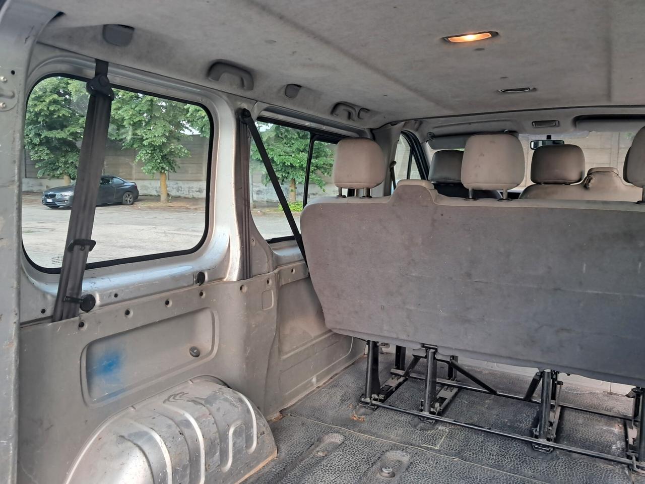 VIVARO 6 POSTI AUTOCARRO