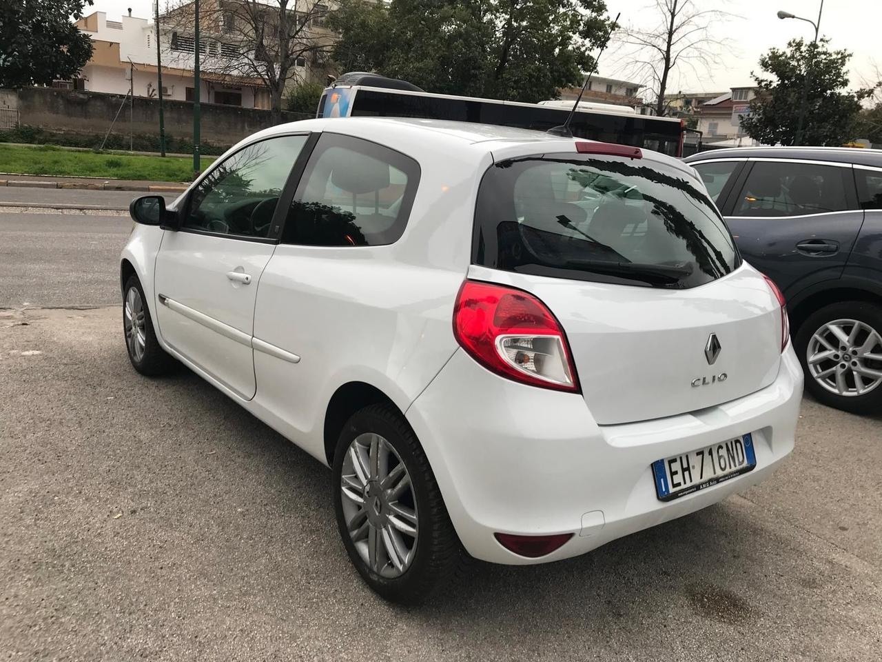 Renault Clio 1.2 16V 3 porte Live! Auto pari al nuovo