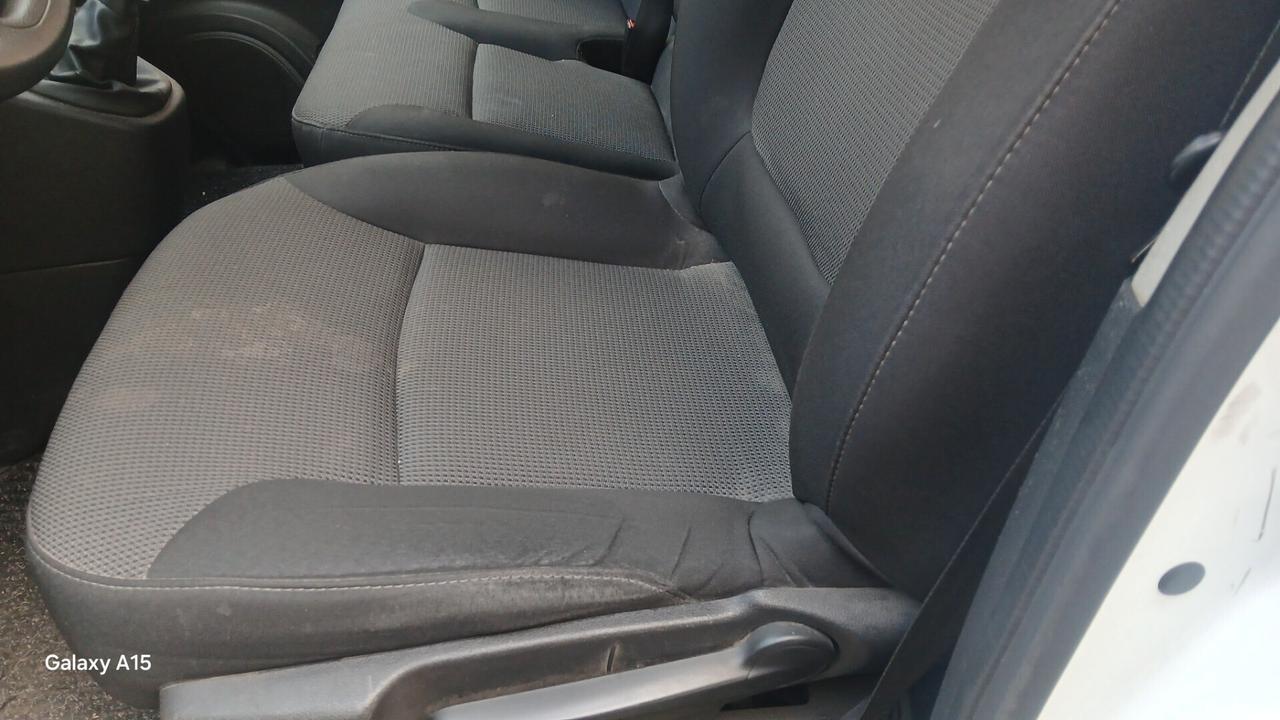 Renault Trafic T27 2.0 dCi LUNGO IVATO