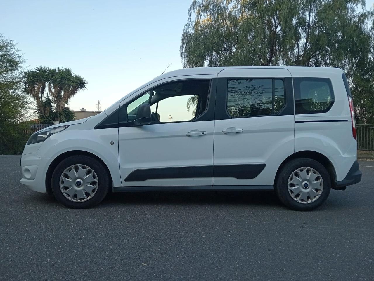 Ford Tourneo Connect Pianale ribassato con rampa disabili in carrozzina