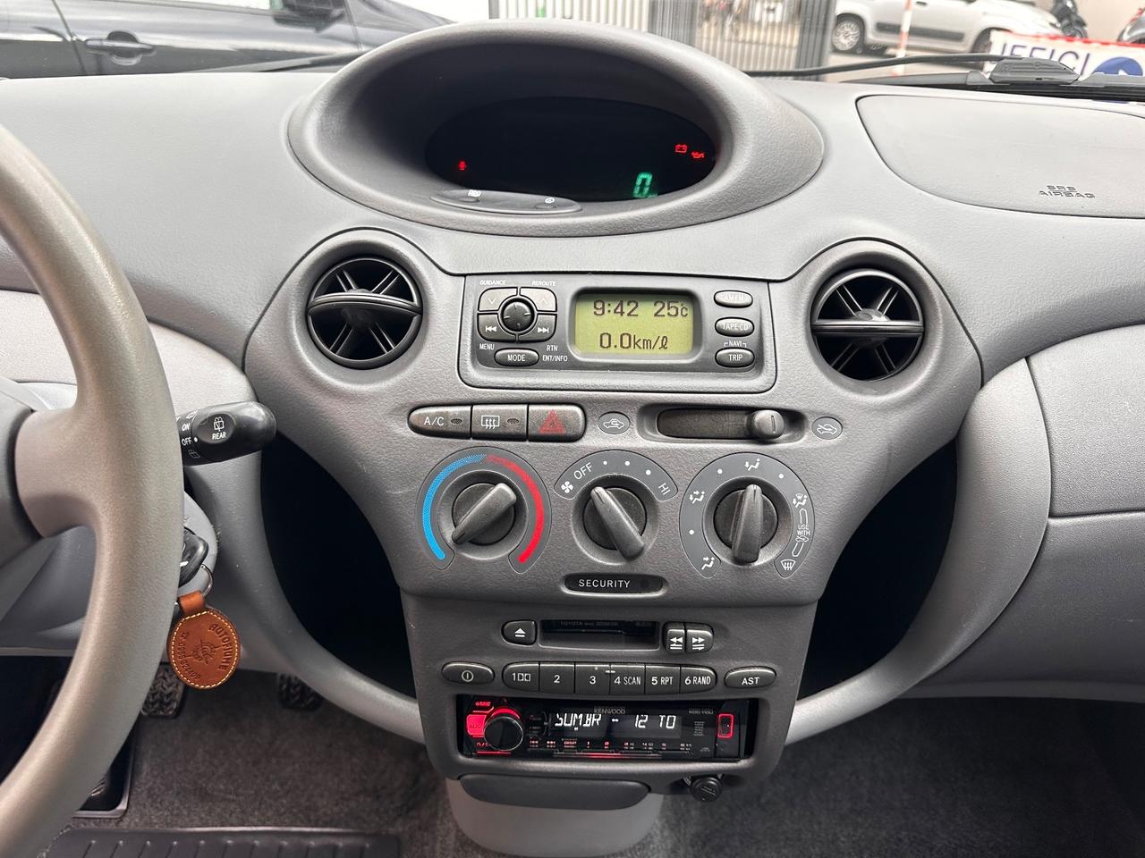 Toyota Yaris 1.0i 16V cat 5 porte Sol