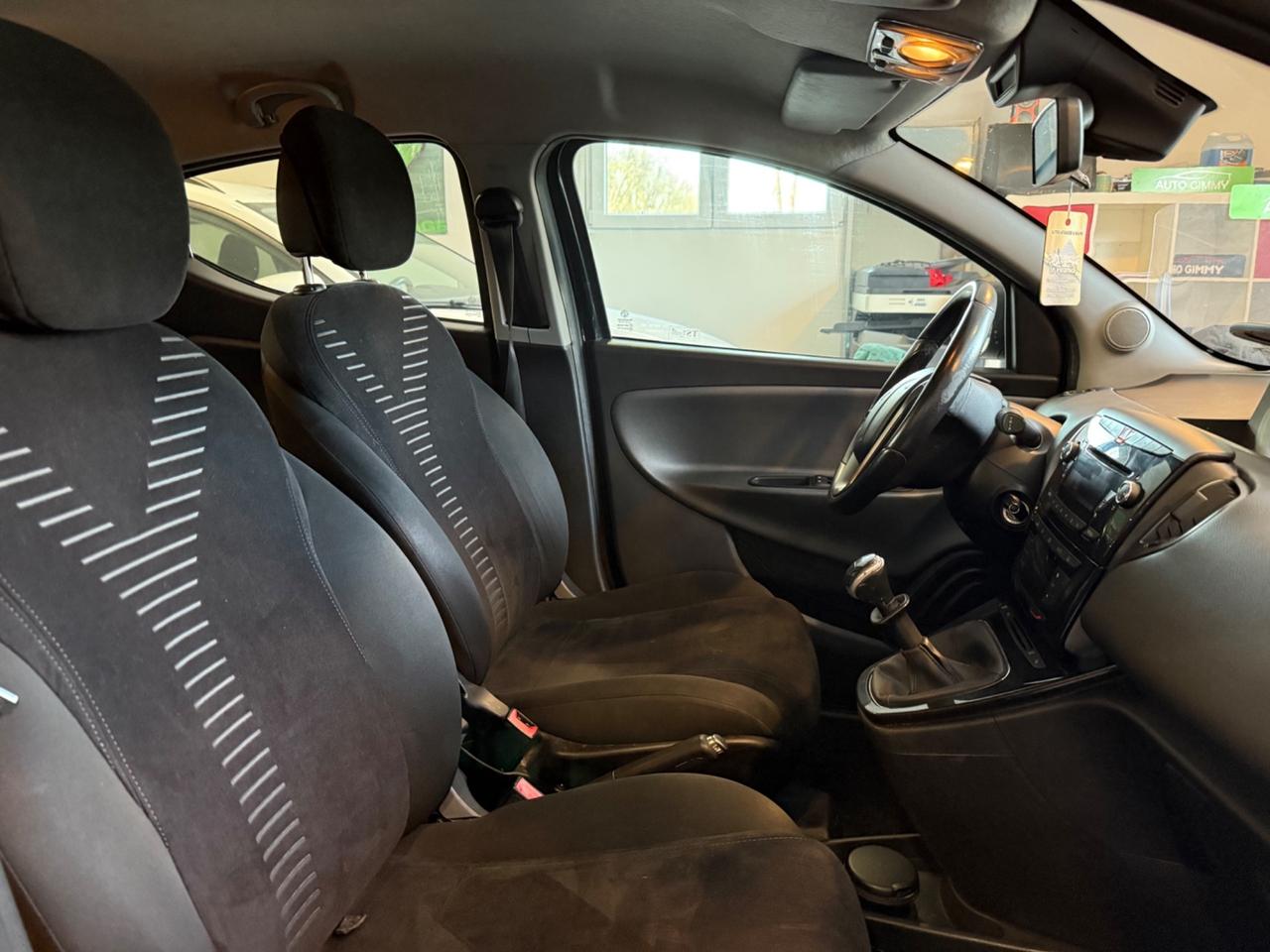 Lancia Ypsilon 0.9 GPL BENZINA ANNO 2011 neopatentati
