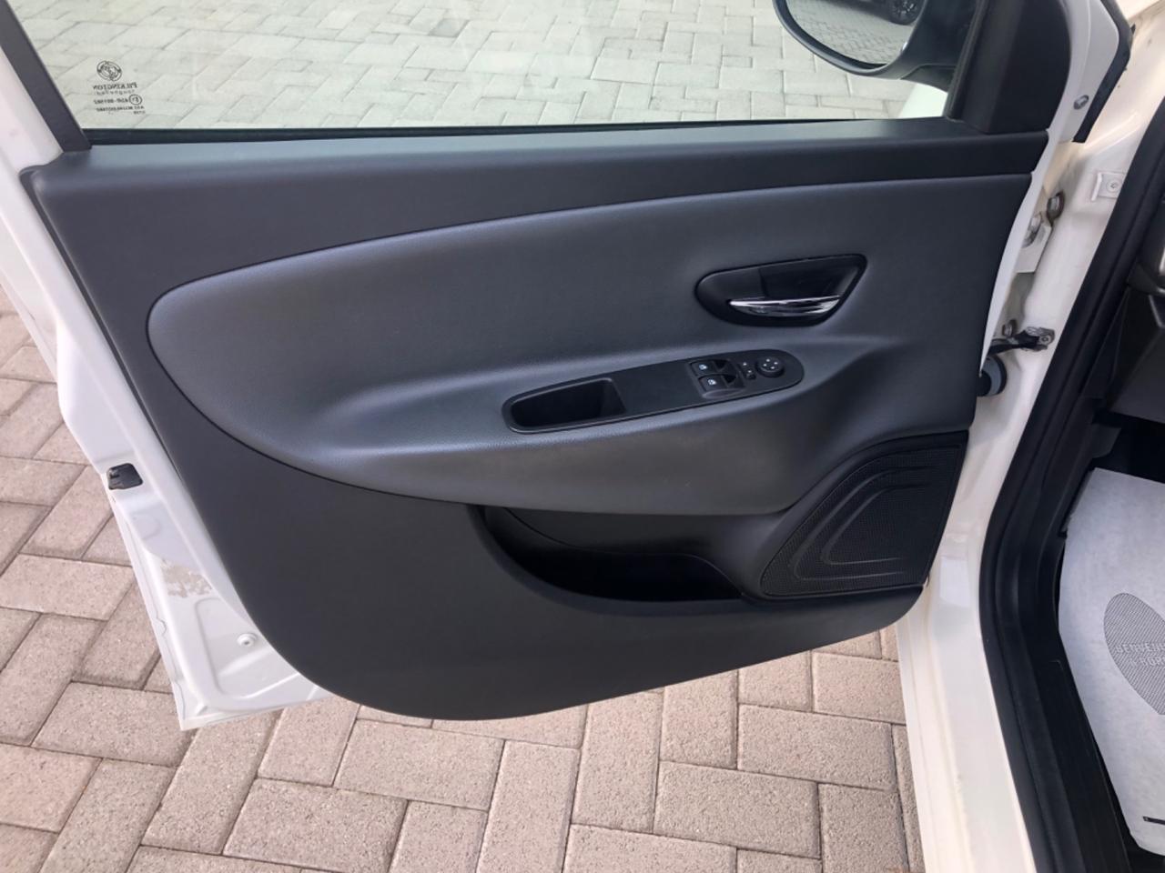 Lancia Ypsilon 1.2 69 CV Unyca 2011