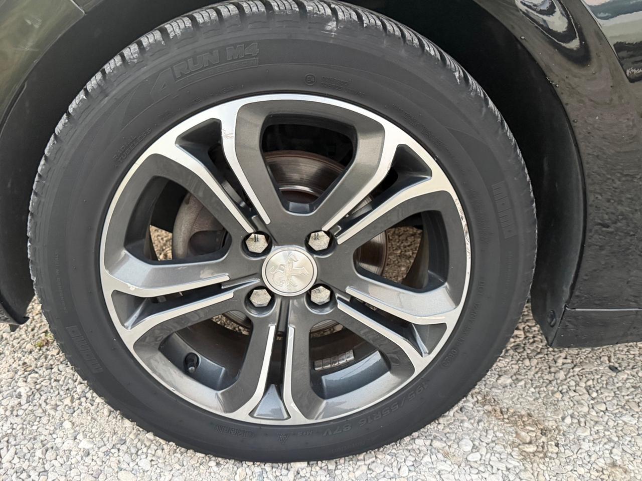 Peugeot 208 PureTech 82 5 porte Allure