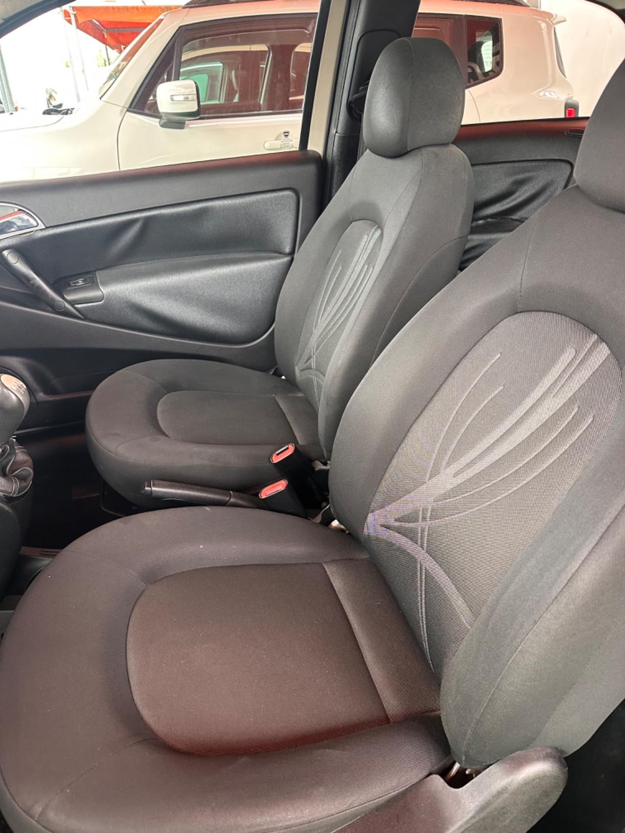 Lancia Ypsilon 1.3 MJT 75 CV Unyca